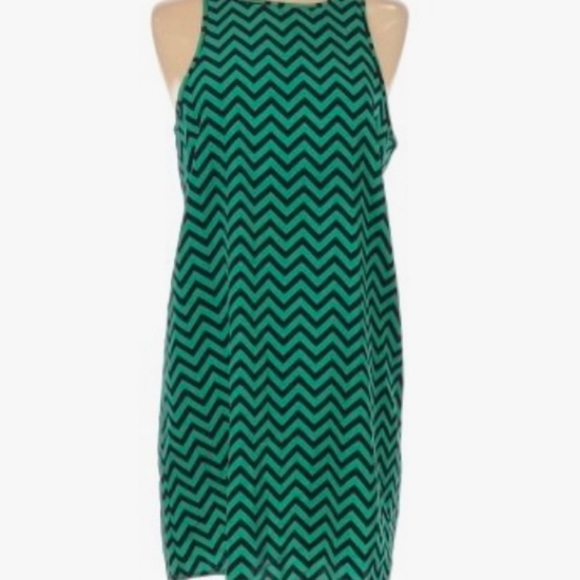 Everly Chevron Navy and Green Dress - Picture 4 of 8